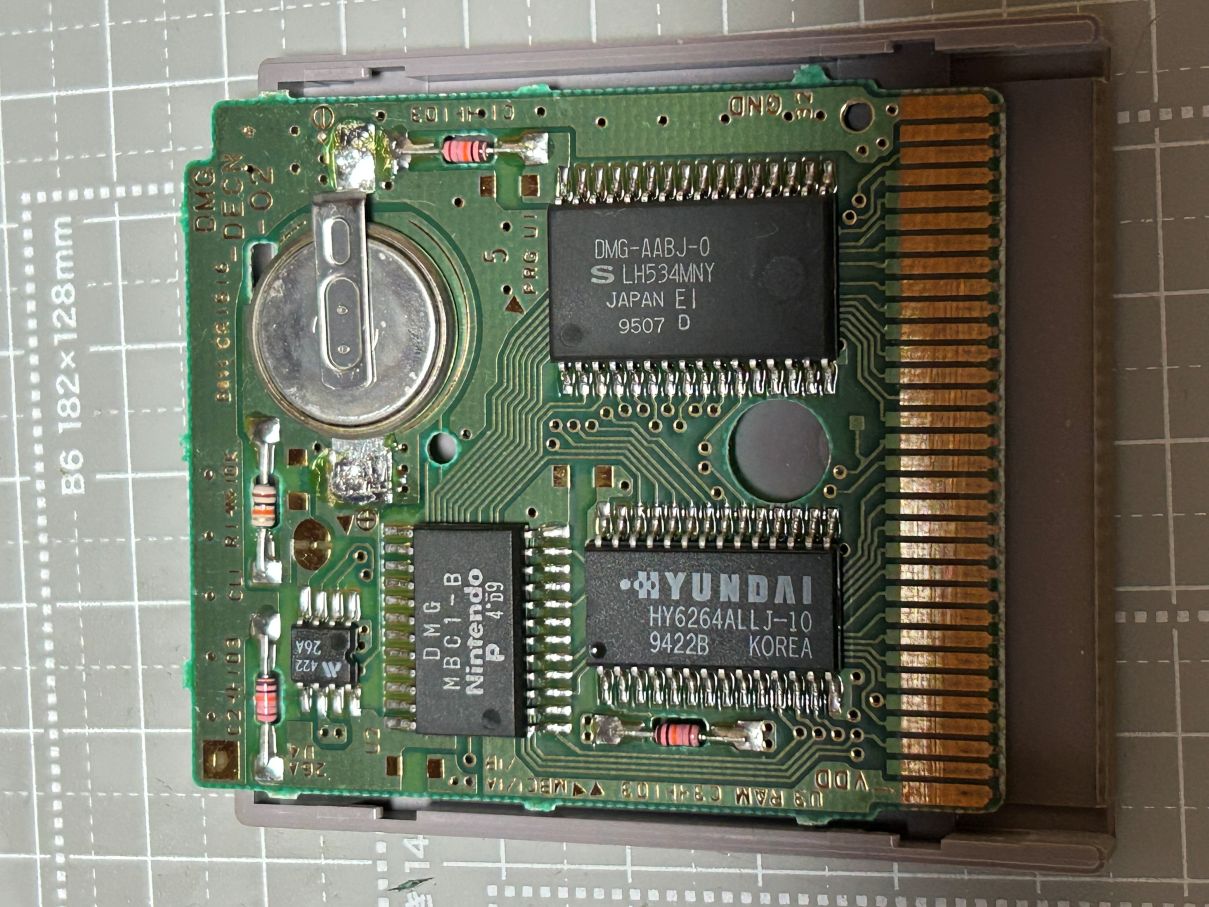 アナザ・バイブルの基板全体と古いボタン電池
