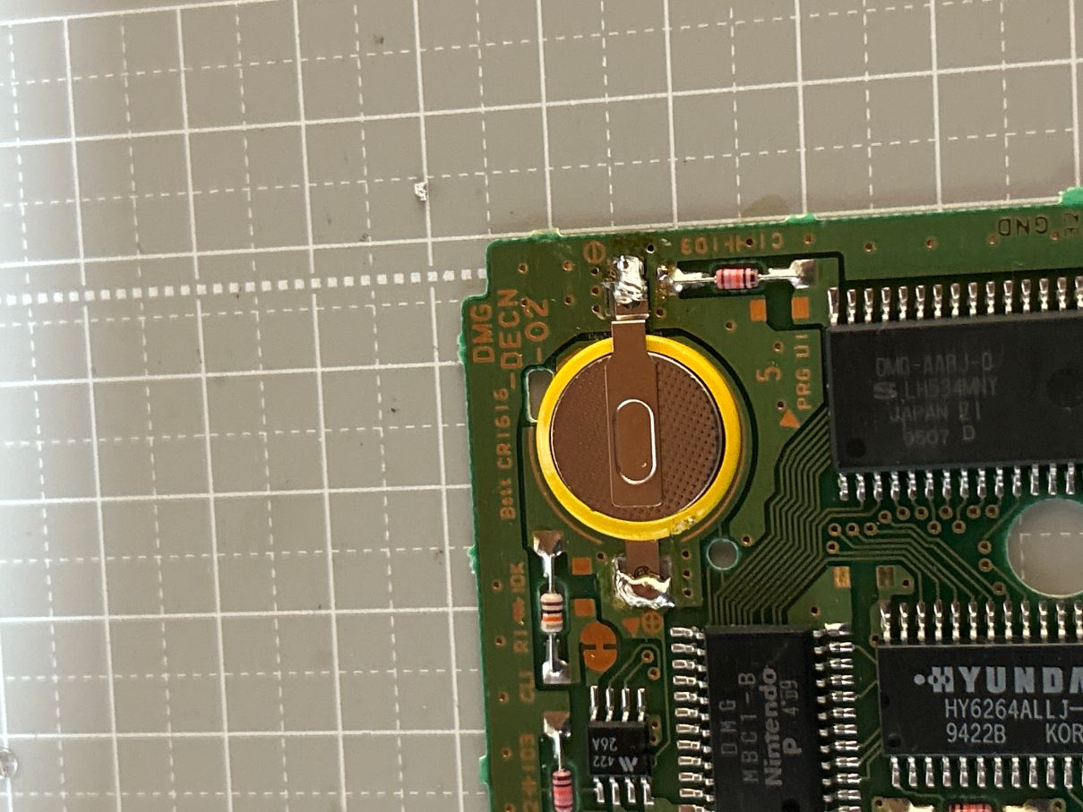 新しいボタン電池をはんだ付けしたあとの基板