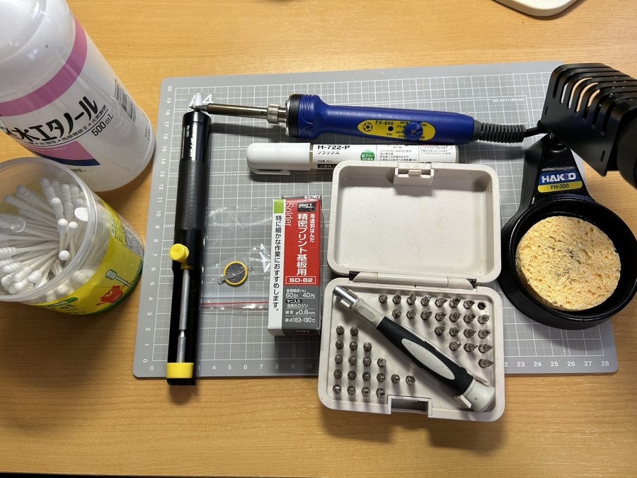 バックアップ電池交換に使用したタブ付きCR1616、はんだごて、はんだ吸い取り器、フラックスなどの工具