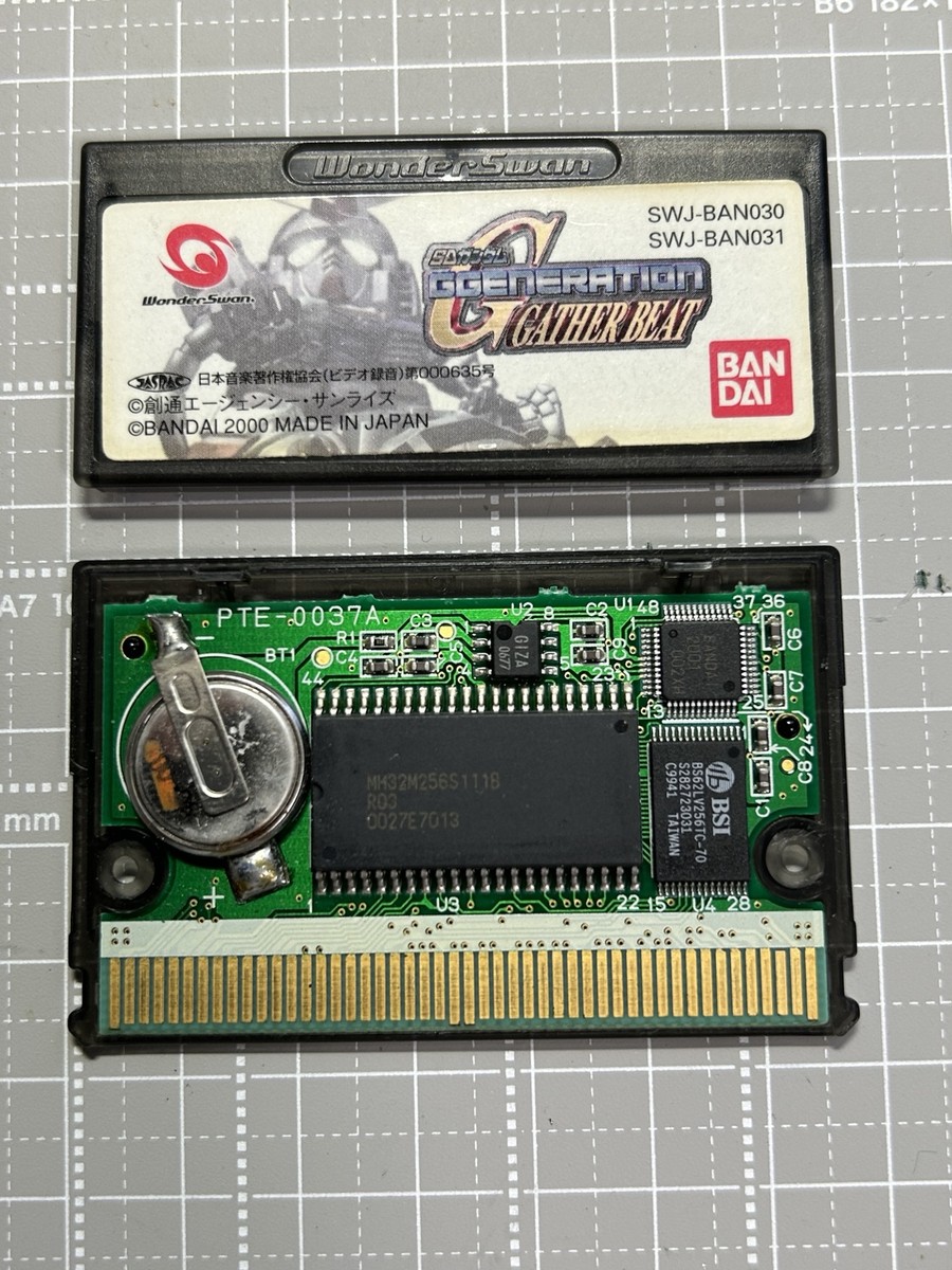 『SDガンダム GGENERATION GATHER BEAT』の基板と交換前のタブ付きボタン電池