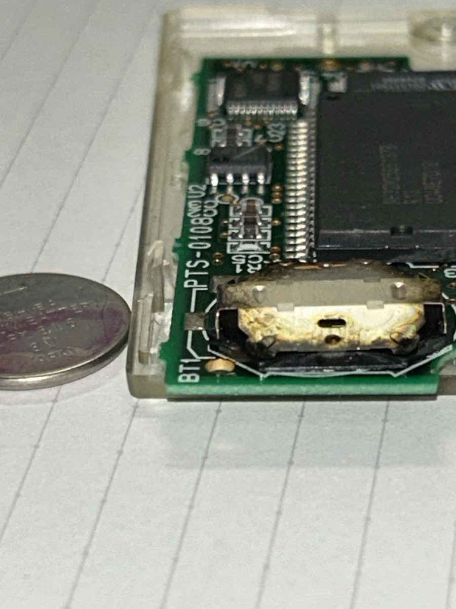 CR1616を取り外した『仙界伝弐』の電池ホルダー