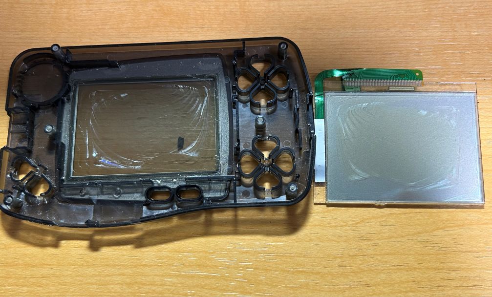 フロントカバーと液晶パネルを並べた状態