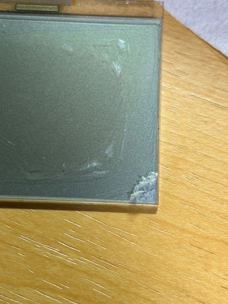 液晶面の古い偏光板を少し剥がし始めている状態