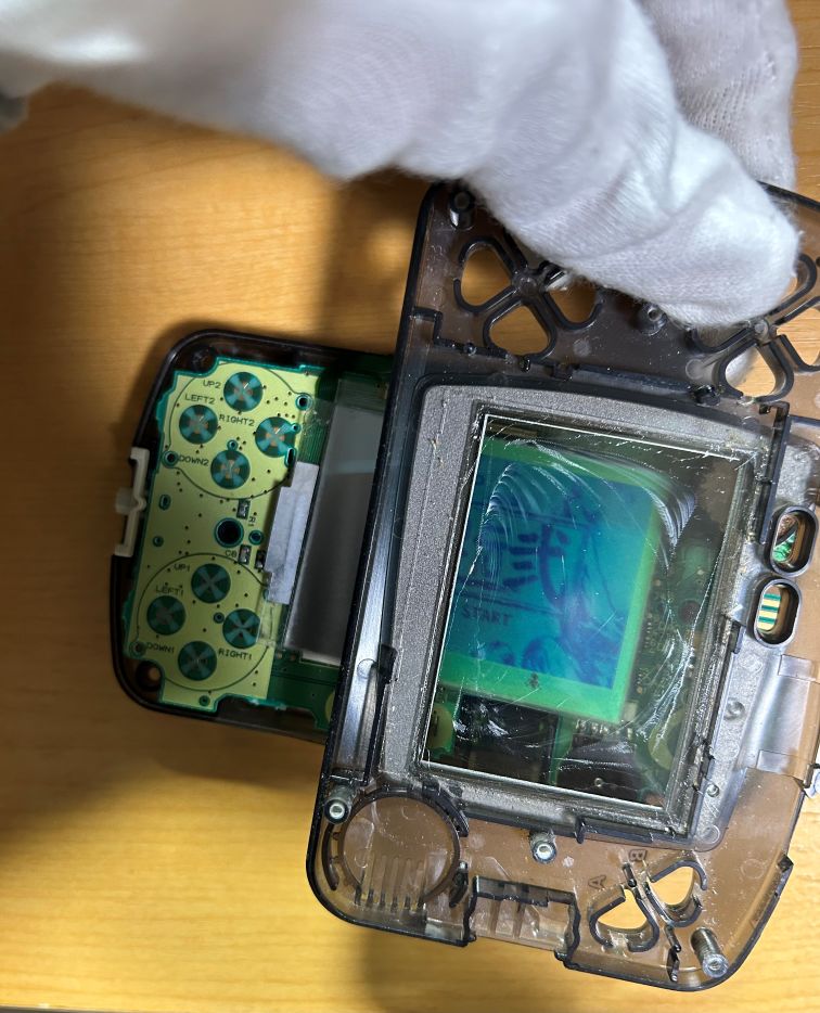 フロントカバー裏面から液晶パネルを確認している様子