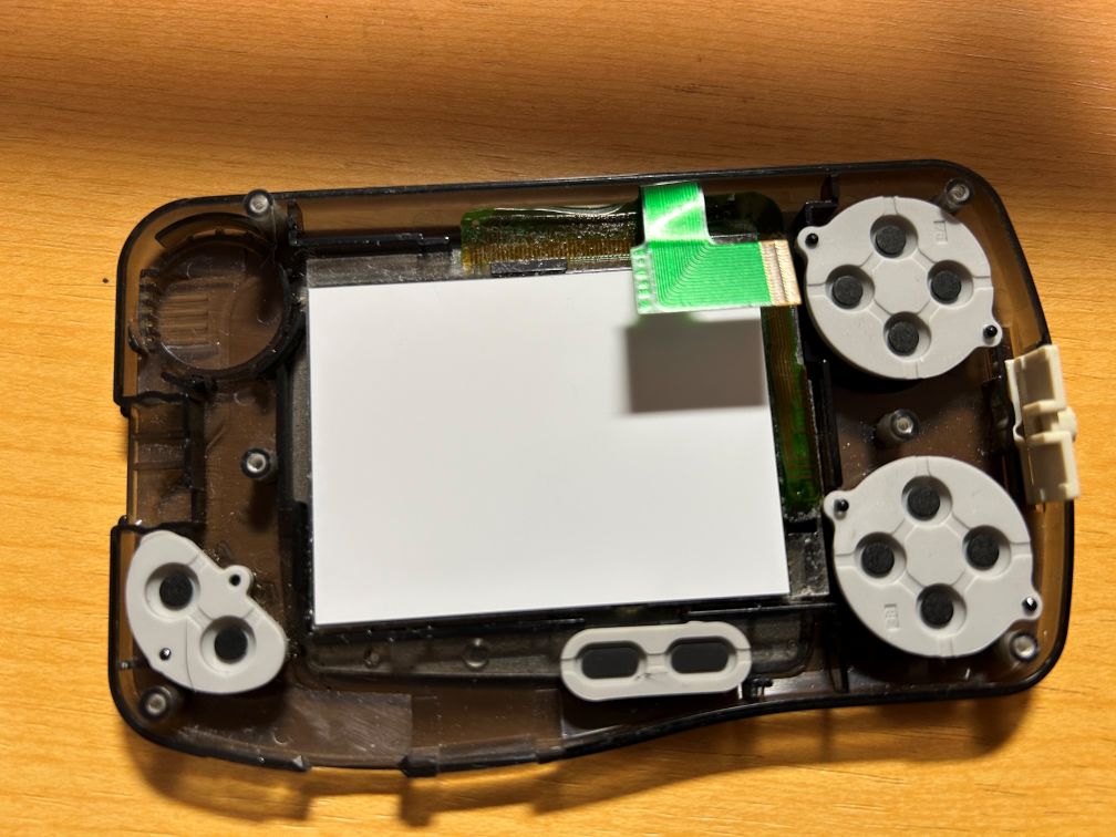 フロントカバーにボタンと液晶をセットし直した状態